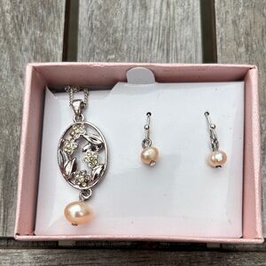 Elegant Silver and Pearl Jewelry Set